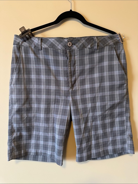 Under Armour Other - Under Armour Men's Gray Plaid Flat-Front Shorts